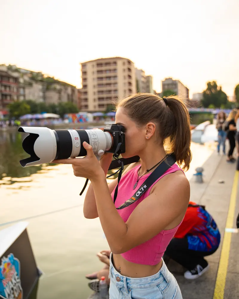 Noemi mentre fotografa durante un viaggio