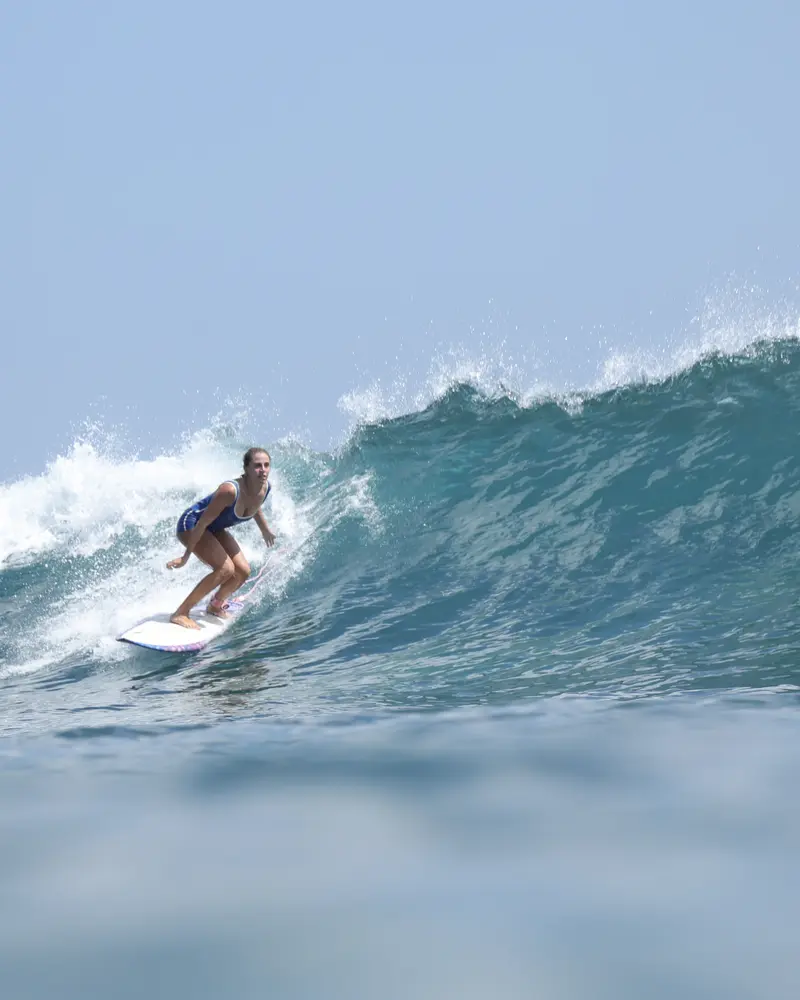 Noemi mentre fa surf su un’onda