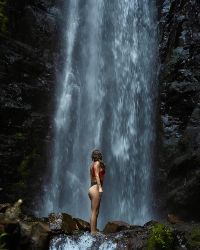 Noemi davanti a una cascata immersa nella natura